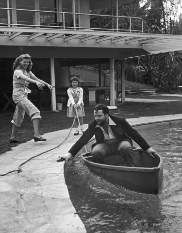Orson Wells y su mujer Rita Hayworth en la piscina de su casa (1945)
