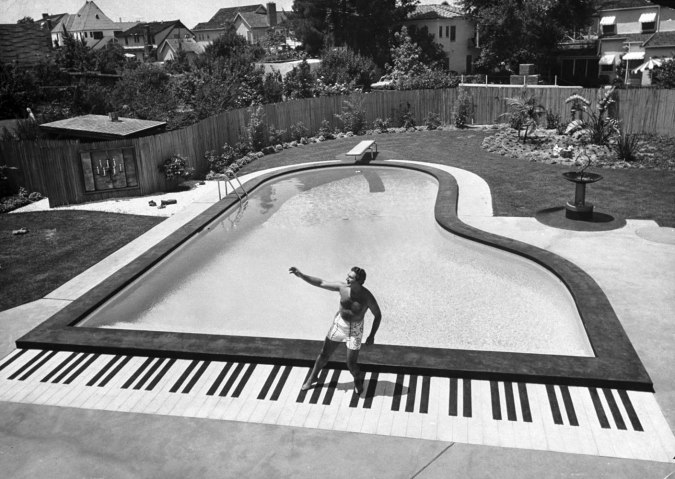 Fotos de Piscinas Antiguas. Liberace en su casa (1954)