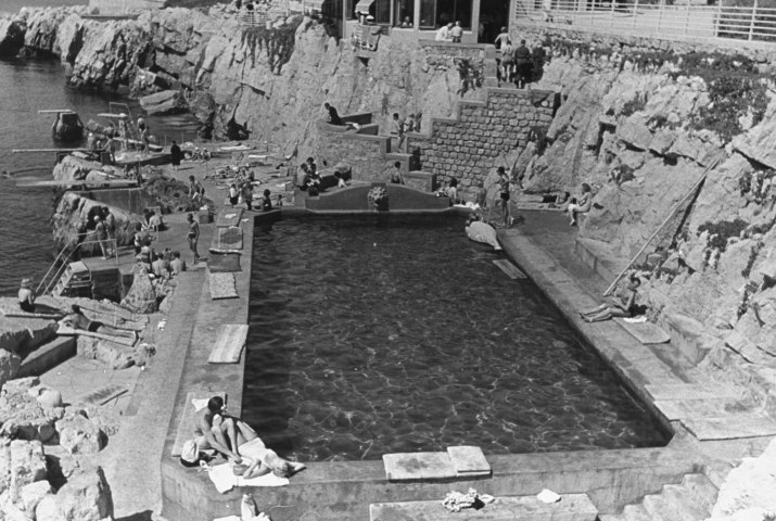 Fotos de Piscinas Antiguas. Bañistas en una piscina en Cap d'Antibes en la Riviera Francesa (1938)