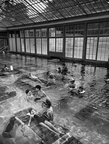 Pacientes de polio en una piscina de rehabilitación en el complejo de la Fundación FDR Warm Springs (1938)