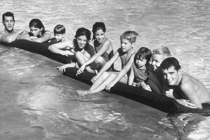 Fotos de Piscinas Antiguas. Dean Martin, su mujer e hijos (1958)