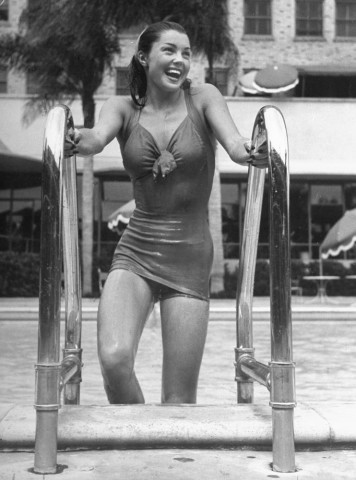 Esther Williams saliendo por las escaleras de una piscina (1943)