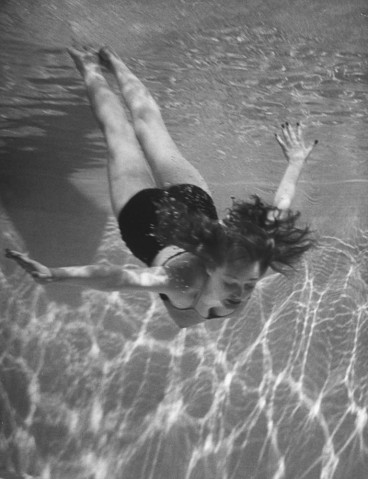 La cantante y actriz Julie London bañándose en una piscina (1945)