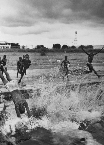 Niños jugando en una piscina en el Congo Belga (1953)