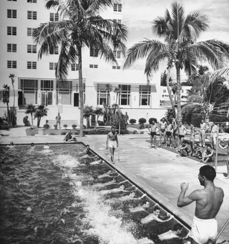 Soldados en una clase de natación en el Roney Plaza (1942)