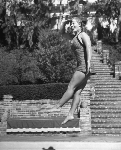 Scarlet June Preisser saltando en una piscina (1940)
