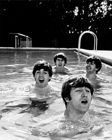 Los Beatles en una piscina durante el American Tour (1964)